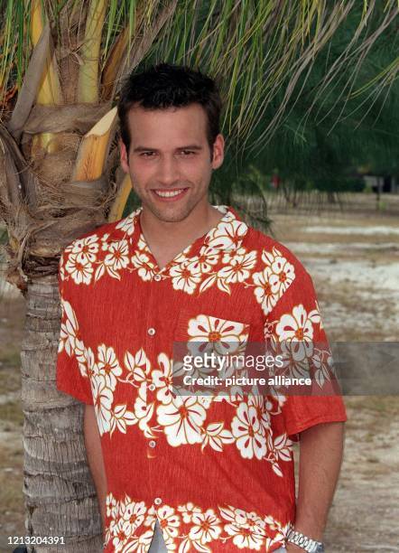 Holger Speckhahn, Moderator der SAT.1-Abenteuer-Show "Das Inselduell", am 3.6.2000 auf der malayischen Insel Simbang. Speckhahn ist die einzige...