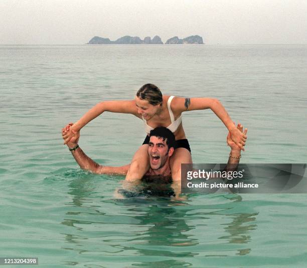 Daniele nimmt Siri beim Baden im Meer nahe der malayischen Insel Simbang auf die Schultern . Die beiden sind Kandidaten der SAT.1-Abenteuer-Show "Das...