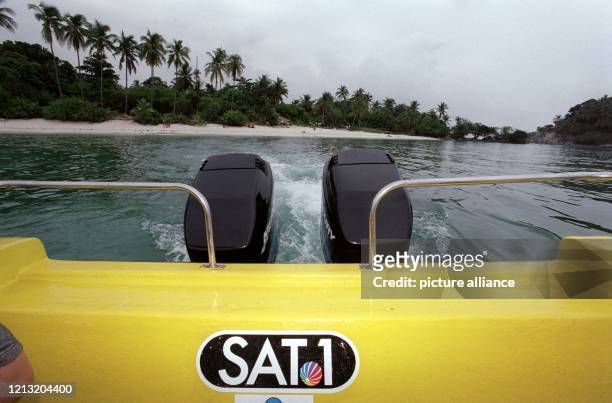 Das SAT.1-Boot der Abenteuer-Show "Das Inselduell" am 3.6.2000 vor der malayischen Insel Simbang. Mit dem Boot wird Moderator Speckhahn die...