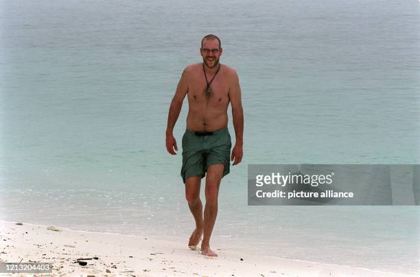 Hendrik, Teilnehmer der SAT.1-Abenteuer-Show "Das Inselduell", läuft am 3.6.2000 am Strand der malayischen Insel Simbang entlang. Die Kandidaten der...