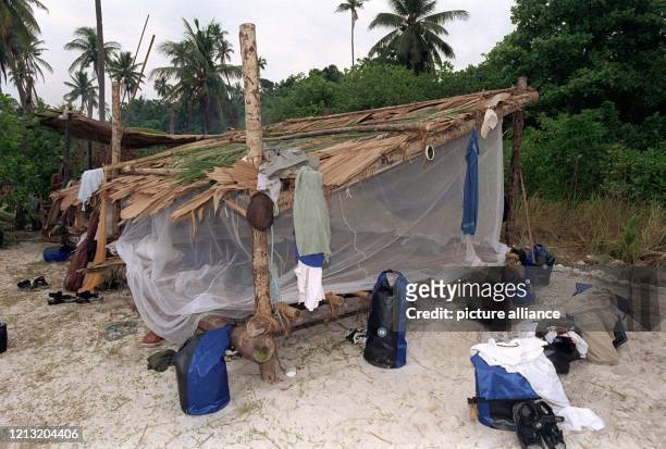 Das ist die selbst gebaute und mit Moskitonetzen verhangene Hütte auf der malayischen Insel Simbang, in der die Teilnehmer der SAT.1-Abenteuer-Show...