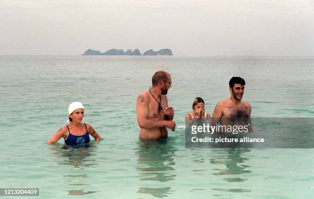 Kerstin, Hendrik, Siri und Daniele beim Baden im Meer nahe der malayischen Insel Simbang . Alle vier sind Kandidaten der SAT.1-Abenteuer-Show "Das...