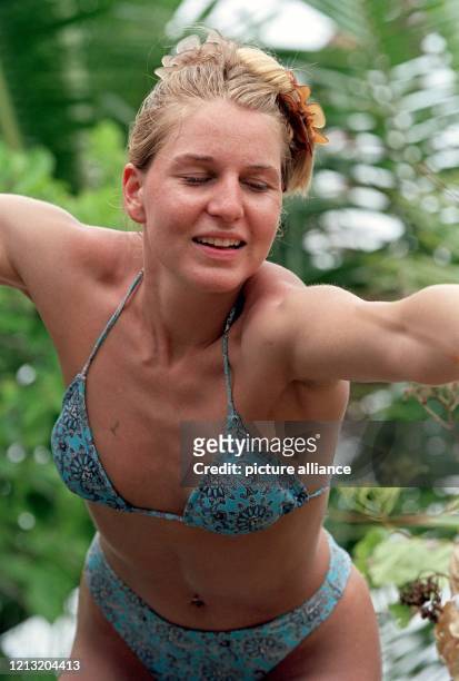 Ganz schön anstrengend: Simone, Teilnehmerin der SAT.1-Abenteuer-Show "Das Inselduell", beim Bau eines Sonnenschutzes am 3.6.2000 auf der malayischen...