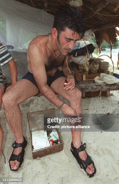 Daniele, Teilnehmer der SAT.1-Abenteuer-Show "Das Inselduell", verarztet am 3.6.2000 auf der malayischen Insel Simbang eine Wunde an seinem Bein. Die...