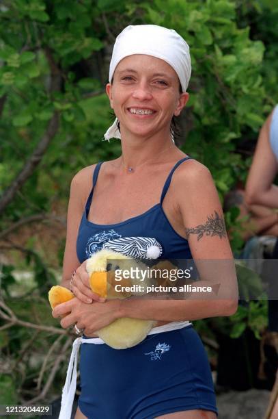 Kerstin, Teilnehmerin bei der SAT.1-Abenteuer-Show "Das Inselduell", posiert am 3.6.2000 auf der malayischen Insel Simbang mit ihrem...