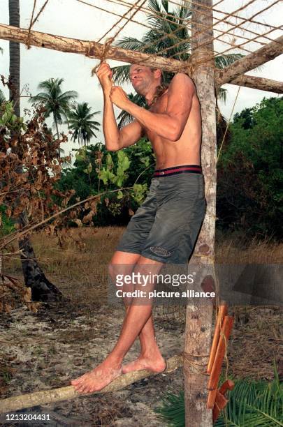 Claudio, Teilnehmer der SAT.1-Abenteuer-Show "Das Inselduell", beim Bau eines Sonnenschutzes am 3.6.2000 auf der malayischen Insel Simbang. Die...