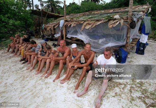 Die Teilnehmer der SAT.1-Abenteuer-Show "Das Inselduell"sitzen am 3.6.2000 vor ihrer Hütte auf der malayischen Insel Simbang: Peter, Claudio,...