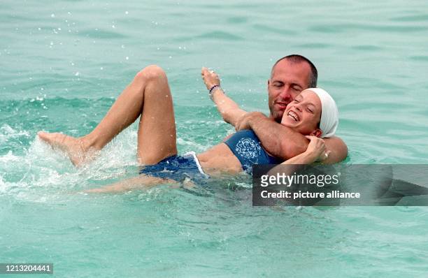 Michael und Kerstin beim Baden im Meer nahe der malayischen Insel Simbang . Die beiden sind Kandidaten der SAT.1-Abenteuer-Show "Das Inselduell". Die...