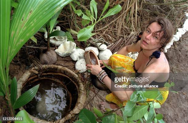 Stefanie, Teilnehmerin der SAT.1-Abenteuer-Show "Das Inselduell", holt sich am 3.6.2000 auf der malayischen Insel Simbang Wasser aus der einzigen...