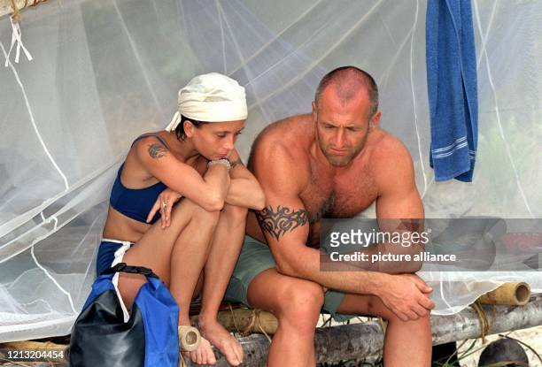 Kerstin und Michael, zwei Teilnehmer der SAT.1-Abenteuer-Show "Das Inselduell", unterhalten sich am 3.6.2000 vor ihrer mit Moskitonetzen verhangenen...