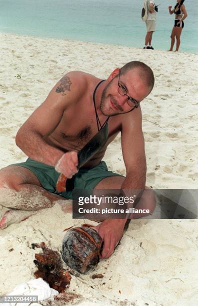 Mit einer Machete öffnet Hendrik, Teilnehmer der SAT.1-Abenteuer-Show "Das Inselduell", am 3.6.2000 auf der malayischen Insel Simbang eine Kokosnuss....