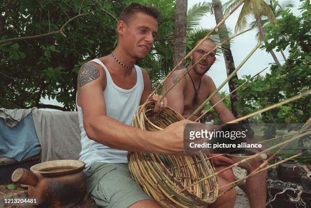 Tjalf, Teilnehmer der SAT.1-Abenteuer-Show "Das Inselduell", beim Korbflechten am 3.6.2000 auf der malayischen Insel Simbang. Hendrik schaut zu. Die...