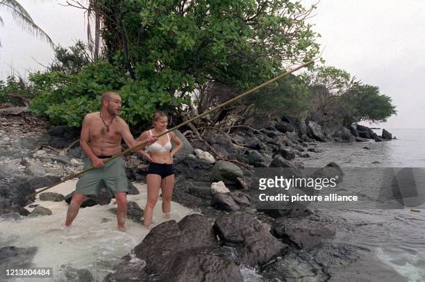 Hendrik, Teilnehmer der SAT.1-Abenteuer-Show "Das Inselduell", versucht am 3.6.2000 auf der malayischen Insel Simbang mit Hilfe einer "Angel" Fische...