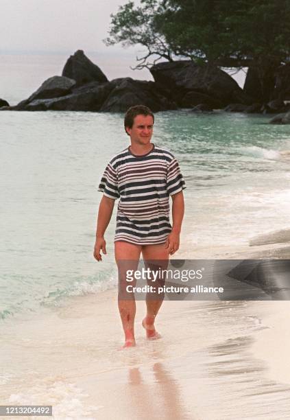 Uwe, Teilnehmer der SAT.1-Abenteuer-Show "Das Inselduell", sucht am 3.6.2000 auf der malayischen Insel Simbang nach verwertbarem Strandgut. Die...