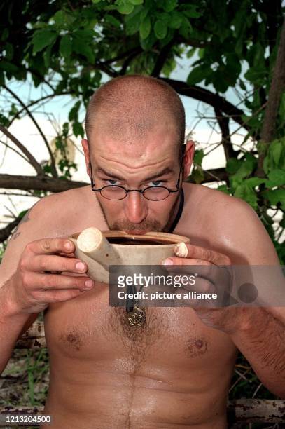 Hendrik, Teilnehmer der SAT.1-Abenteuer-Show "Das Inselduell", trinkt am 3.6.2000 auf der malayischen Insel Simbang den Saft einer Kokosnuss. Die...