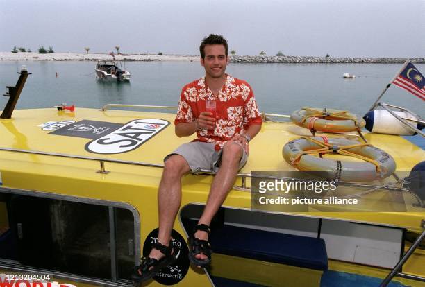 Holger Speckhahn, Moderator der SAT.1-Abenteuer-Show "Das Inselduell", lässt sich am 3.6.2000 auf einem Boot vor der malayischen Insel Simbang einen...