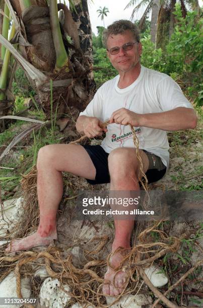 Peter, mit 51 Jahren ältester Teilnehmer der SAT.1-Abenteuer-Show "Das Inselduell", dröselt am 3.6.2000 auf der malayischen Insel Simbang ein Tau...