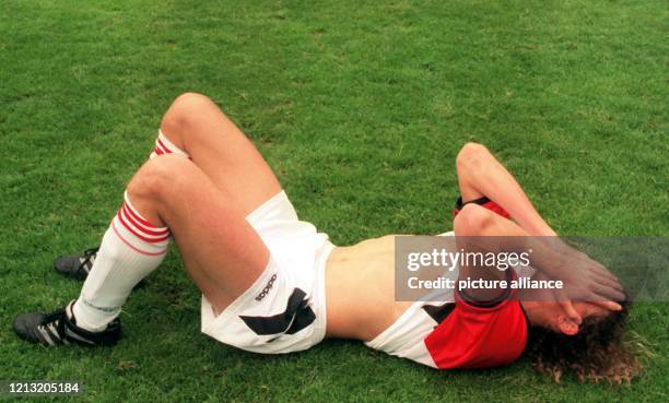 Kaiserslauterns Abwehrspieler Harry Koch liegt bei Spielende weinend auf dem Rasen. Der 1. FC Kaiserslautern kommt am im Leverkusener...