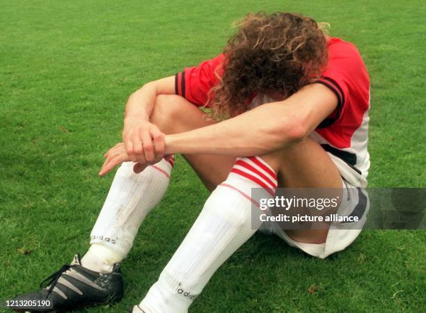 Kaiserslauterns Abwehrspieler Harry Koch sitzt bei Spielende fassungslos auf dem Rasen. Der 1. FC Kaiserslautern kommt am im Leverkusener...