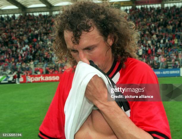 Kaiserslauterns fassungsloser Abwehrspieler Harry Koch wischt sich bei Spielende mit seinem Trikot die Tränen aus dem Gesicht. Der 1. FC...