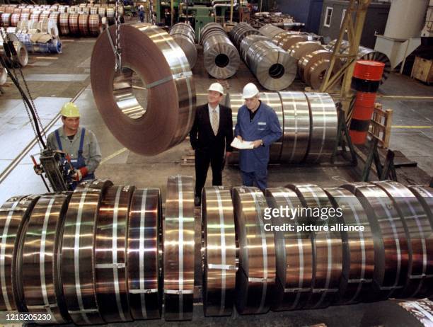 In einer Werkshalle der Trierer Walzwerk GmbH hebt ein Arbeiter mit dem Kran am 11.1.1999 einen kupferplatierten Ring, das Rohmaterial für die Ein-,...