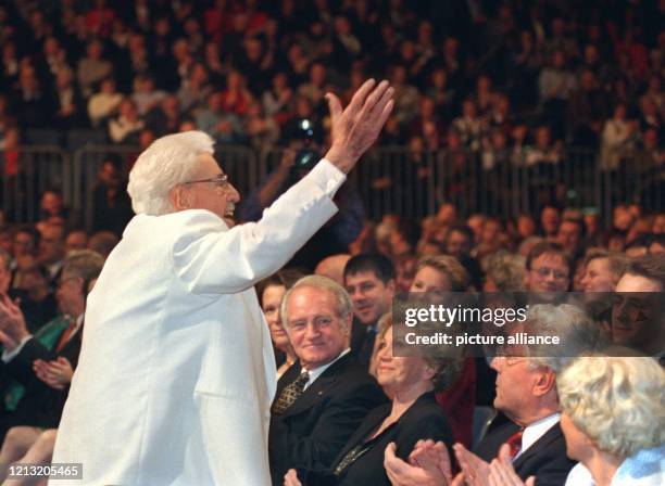 Lachend winkt Willy Millowitsch den 14000 Gästen des Gala-Abends in der KölnArena zu, in der ersten Reihe vor ihm sitzen der ehemalige...