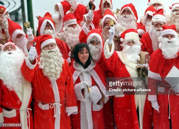 Rund 30 Weihnachtsmänner - und eine "Weihnachtsfrau" - stellen sich am im Hamburger Arbeitsamt zum Gruppenbild. Das Arbeitsamt der Hansestadt bietet...