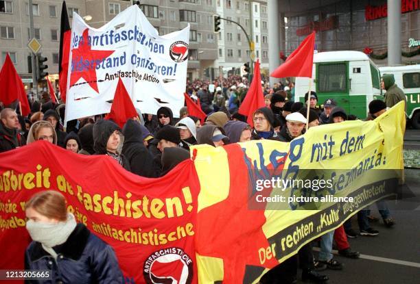 Mehr als 1500 Menschen demonstrieren am durch die Berliner Bezirke Friedrichshain und Lichtenberg gegen Rechtsextremismus. Forderungen der...