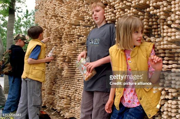 Kleine Expo-Besucher drücken am 1.6.2000 am brasilianischen Stand in Halle 21 ihren Körper in eine Wand aus Holzstäben, die sich dann der Körperform...