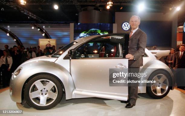 Ferdinand Piech, der Chef des deutschen Automobilherstellers Volkswagen, präsentiert am 4.1.1999 bei der Autoshow in Detroit eine neue sportliche...