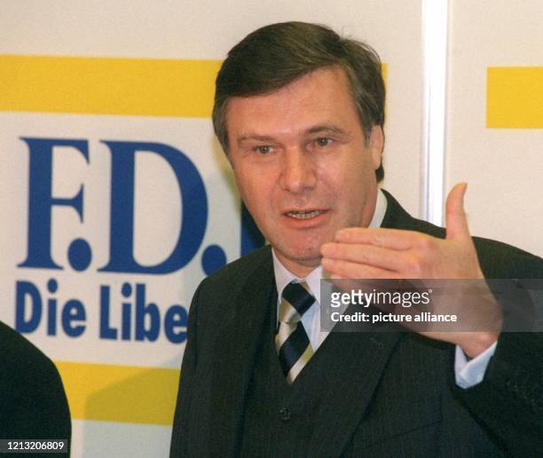 Der FDP-Vorsitzende Wolfgang Gerhardt erläutert am 4.1.1999 auf einer Pressekonferenz in Bonn die Ziele seiner Partei für das neue Jahr. Die...