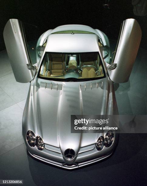 Auf dem Messestand des Stuttgarter Automobilherstellers Mercedes-Benz auf der Auto Show in Detroit ist am 4.1.1999 das Konzept des neuen...