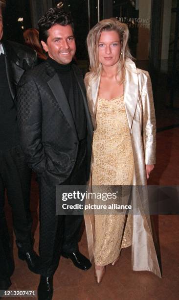 Popsänger Thomas Anders mit seiner Freundin Claudia Hess bei der 50sten Bambi-Verleihung am 7.11.1998 in Karlsruhe. Laut "Bild"-Zeitung plane sein...