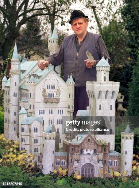 Rentner Albert Franke steht am 5. November 1998 mit Maurerkelle und Spachtel hinter einer maßstabsgetreuen Nachbildung von Schloß Neuschwanstein in...