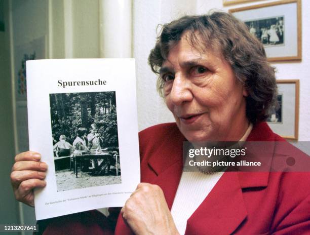 Die Hamburgerin Antje Kosemund hält am 6. November 1998 in ihrer Wohnung eine Broschüre über das Schicksal ihrer Schwester Irma in den Händen, die...