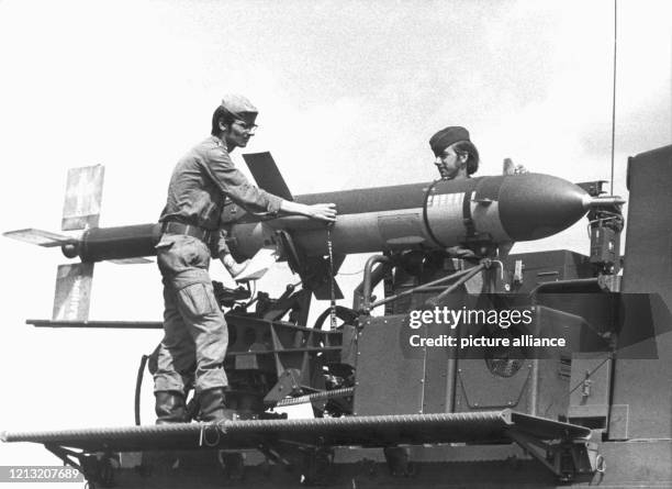 Bei einer Lehrvorführung des Heeres auf dem Standort-Übungsplatz Luttmersen in Niedersachsen stellt die Bundeswehr am 5.8.1971 vor über 1000...