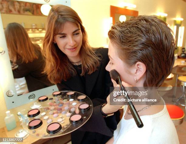 Natalie Tomm, gelernte Visagistin und Ex-Model, schminkt am 4. November 1998 im Hamburger Stadtteil Pöseldorf eine Kundin. Die 32jährige eröffnete...