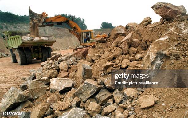 Mit großen Baggern und schweren Muldenkippern werden am 27.Juli 1998 in den Steinbrüchen der Heidelberger Zement AG bei Dorste im Südharz Teile des...