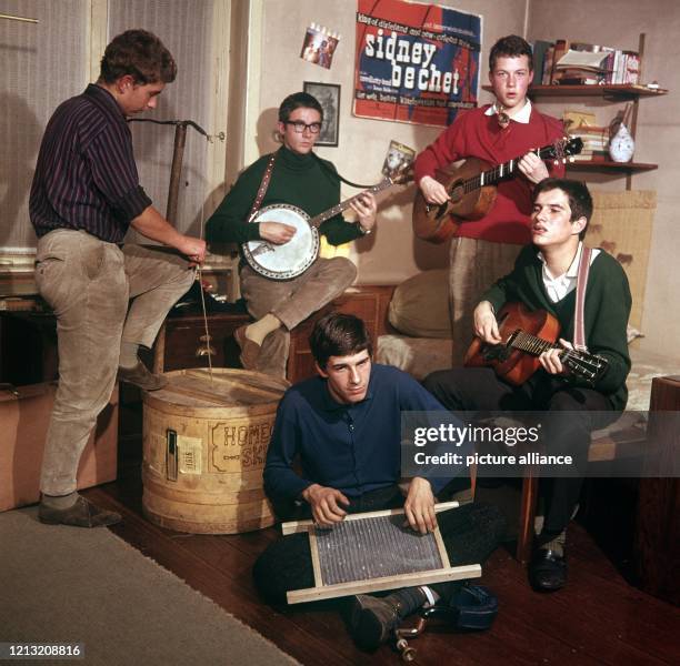 Die "Homegarden-Skifflers", alias Gerhard Rothmann, Lutz Becker, Michael Hytrek, Rolf Simrock und Elk Wüst spielen im Zimmer - damals "Bude" genannt...