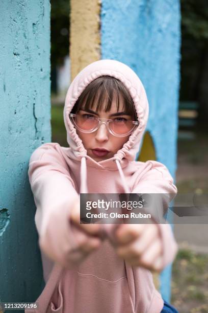 young woman in glasses and pink sweatshirt - frauen mit fotoapparat stock-fotos und bilder