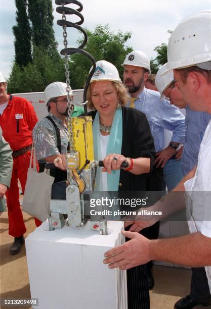 Die hessische Arbeitsministerin Barbara Stolterfoht hebt am 23. Juli 1998 auf einer Baustelle in Frankfurt am Main mit dem Bügelgreifer eines...