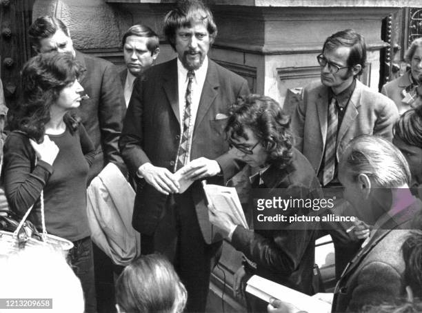 Während einer Verhandlungspause im Hoppe-Prozeß am 20. Juni 1972 gibt der Meinhof-Verteidiger Rechtsanwalt Heinrich Hannover vor dem Hamburger...