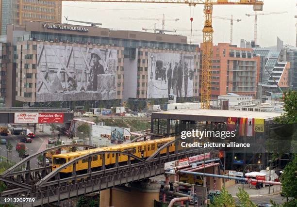 Vor der Kulisse der Neubauten am Potsdamer Platz in Berlin verläßt ein U-Bahnzug am 1. Oktober 1998 den neuen Bahnhof Mendelssohn-Bartoldy-Park. Die...