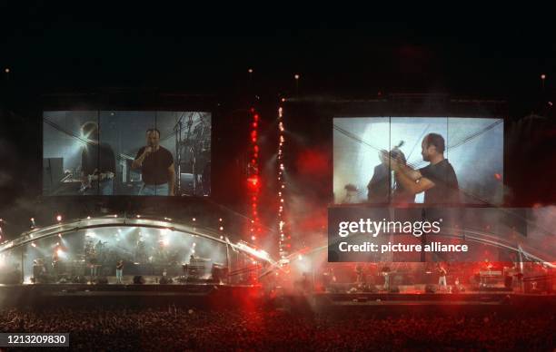 Blick auf die Bühne während des Auftaktkonzertes im Rahmen der Deutschlandtournee der britischen Rockband Genesis im Niedersachsenstadion in Hannover...