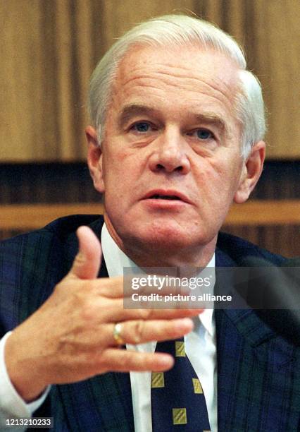 Bundesinnenminister Manfred Kanther erläutert am 15.7.1998 auf einer Pressekonferenz in Bonn seine Anti-Hooligan-Kampagne. Nach den Ausschreitungen...