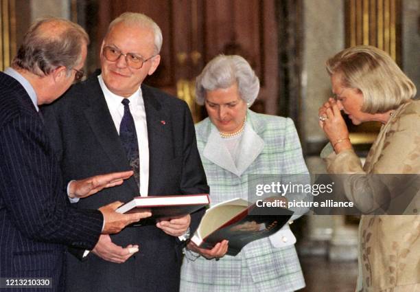 Bundespräsident Roman Herzog und seine Frau Christiane Herzog bekommen am 13.7.1998 von dem belgischen Königspaar, Albert II. Und Paola, im Stadthaus...
