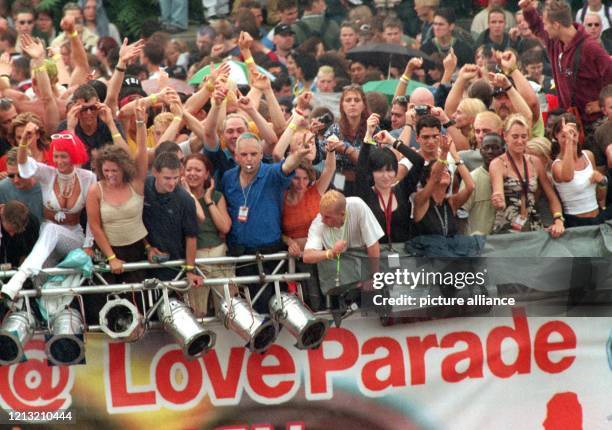 Auf einem Wagen mit der Aufschrift "Love Parade" tanzt am 11.7.1998 auf der Straße des 17.Juni in Berlin eine Gruppe von begeisterten Ravern. Die...