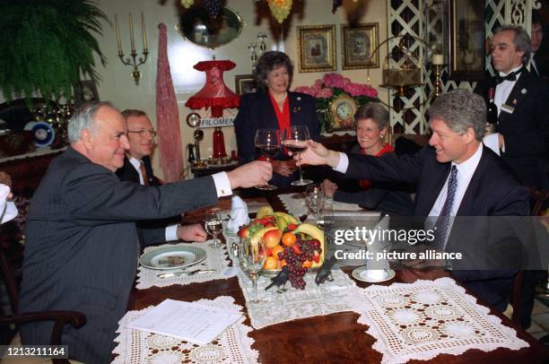 Der amerikanische Präsident Bill Clinton und Bundeskanzler Helmut Kohl prosten sich am 31. Januar 1994 bei einem Arbeitsessen im...