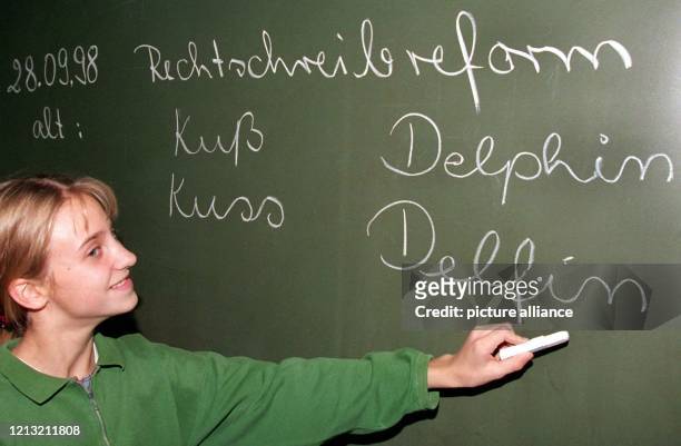 Die Schülerin Siv Diettrich zeigt am 28.9.1998 in der Kieler Hebbelschule auf einer Schultafel die unterschiedlichen Schreibweisen von Kuß und...
