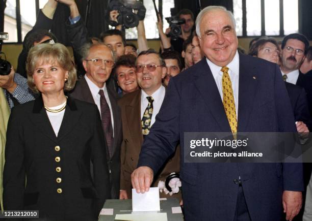 Bundeskanzler Helmut Kohl wirft am 27.9.1998 gemeinsam mit seiner Frau Hannelore seinen Wahlschein zur Bundestagswahl in einem Wahllokal in seinem...